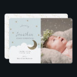 Stars & Moon Blue Boy Foto Geburtserklärung Einladung<br><div class="desc">Die Geburtsankündigung dieses niedlichen Babyjungen zeigt einen hellblauen Hintergrund mit Imitaten goldenen Glitzer-Sternen,  dem Halbmond und weißen Wolken. Die Rückseite weist ein weißes Hintergrund-Imitat mit goldenen,  zufälligen Punktmustern auf. Personalisieren Sie Ihre Bedürfnisse. Mehr passende Produkte finden Sie in meinem Geschäft.</div>