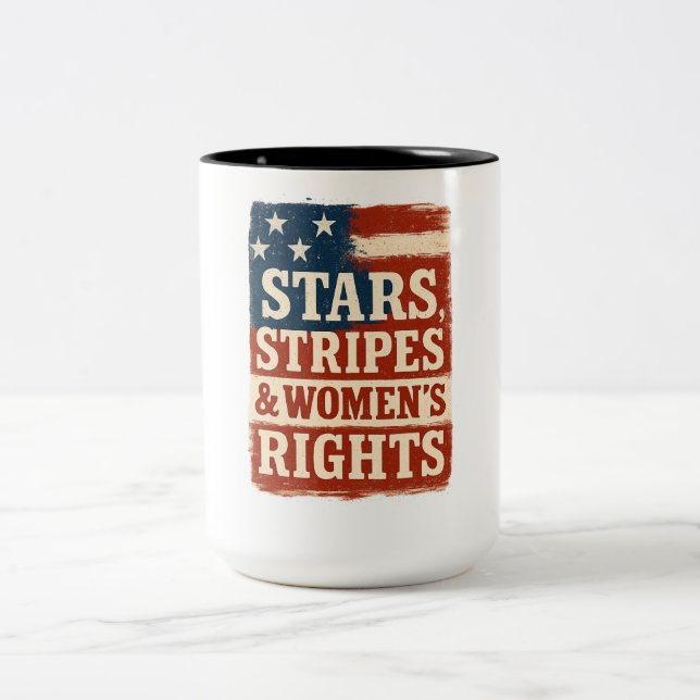 Stars, Stripes & Women’s Rights Distressed Flag Zweifarbige Tasse (Mittel)