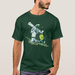 Stars und Astronaut von Tobe Fonseca jagen T-Shirt