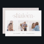 Startende Verbindung | Hanukkah Foto Collage Feiertagskarte<br><div class="desc">Senden Sie Hanukkah Grüße an Freunde und Familie in schicken Stil mit unseren eleganten Fotokarten. Die Karte ist so konzipiert, dass sie drei Ihrer liebsten quadratischen Fotos, die nebeneinander in einem Collage-Format angeordnet sind, aufnehmen kann. Sie enthält Ihren persönlichen Gruß (mit "fröhlicher Hanukkah" gezeigt) und die Familiennamen, die sich unten...</div>
