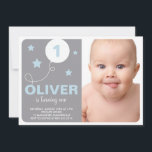 Starts und Ballon Foto Geburtstagsparty Einladung<br><div class="desc">Spaß und geile Einladung perfekt für Kinder Geburtstagsfeiern. Es ist mit einem weißen Ballon und blauen Sternen auf grauem Hintergrund ausgestattet.</div>