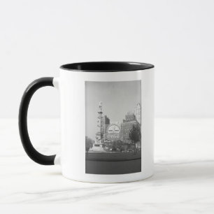 Statue auf amerikanischem Stadtplatz B&W Tasse