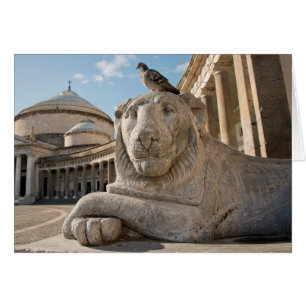 Statue de lion devant une église historique