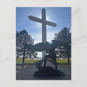 Statue des Engels St. Michael am riesigen Kreuz Postkarte