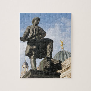Statue mit Glasdom auf dem Kunstverein-Gebäude