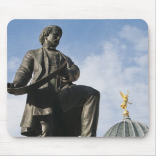 Statue mit Glasdom auf dem Kunstverein-Gebäude Mousepad