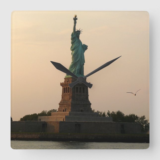 Statue of Liberty-Sundown Quadratische Wanduhr (Vorderseite)