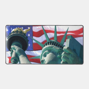 Statue patriotique de Liberty Waving Drapeau USA