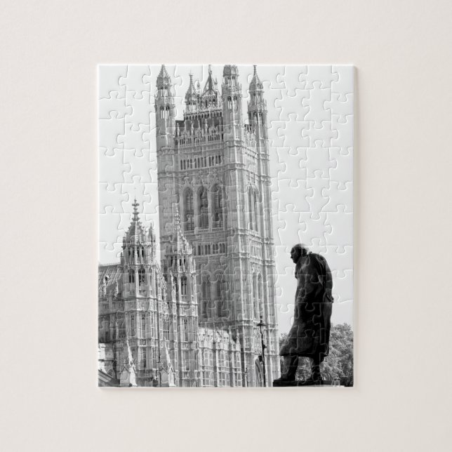 Statue von Winston Churchill in London (Vertikal)