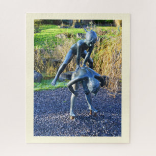 Statue von zwei spielenden Kindern