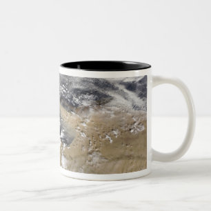 Staub bläst die Küste von Libyen weg Zweifarbige Tasse