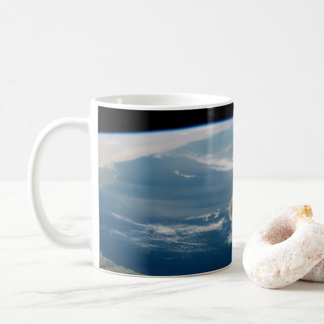 Staub über dem Mittelmeer und der Insel Zypern Kaffeetasse (Mit Donut)
