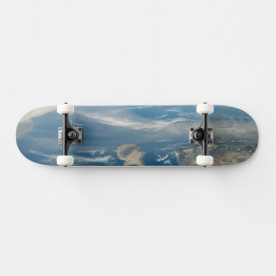 Staub über dem Mittelmeer und der Insel Zypern Skateboard