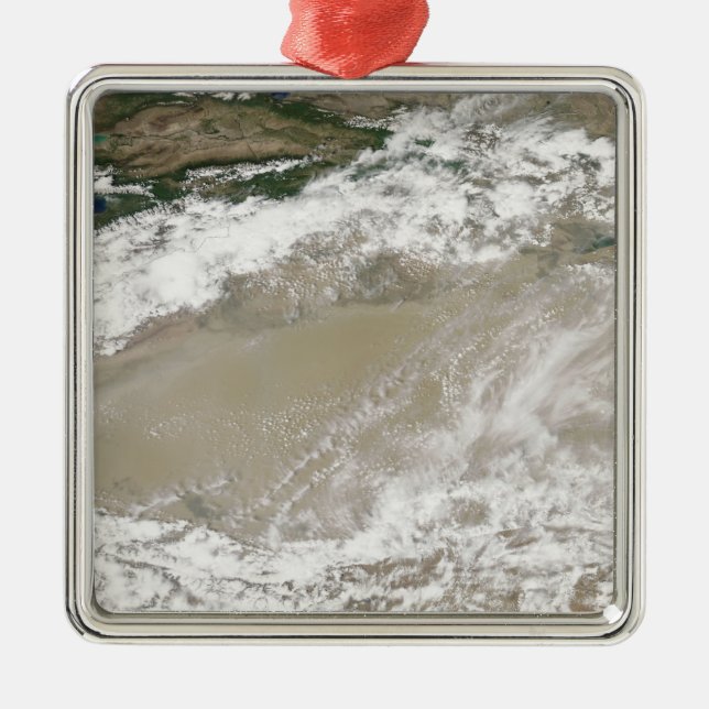 Staub und Wolken schweben über dem Taklimakan Des Silbernes Ornament (Vorne)