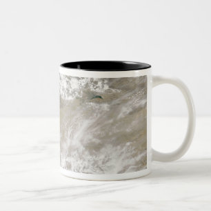 Staub und Wolken schwebten über dem Taklimakan DE Zweifarbige Tasse