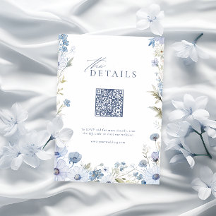 Staubblau elegante Wildblumen-QR-Code-Details Mitteilungskarte