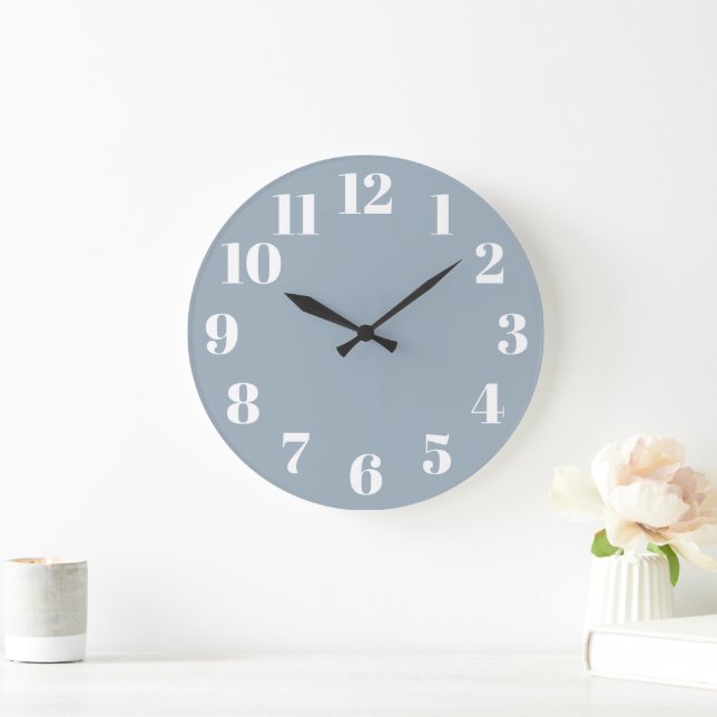Staubblau trendige Zahlen Große Wanduhr (Zuhause)