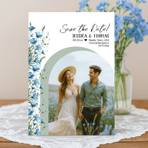 Staubblau- und Salbei-Wildblumen-Bogen-Foto-Hochze Save The Date