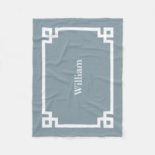 Staubblau und Weiß Griechischer Schlüssel Monogram Fleecedecke