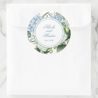 Staubblaue Aquarell-Blumen-Hochzeitsempfang Runder Aufkleber