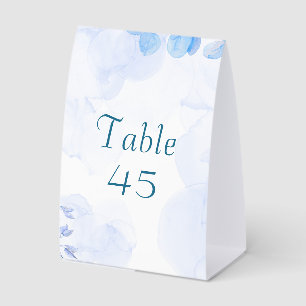 Staubblaue Aquarell-Falt-Hochzeitstischnummern Tischaufsteller
