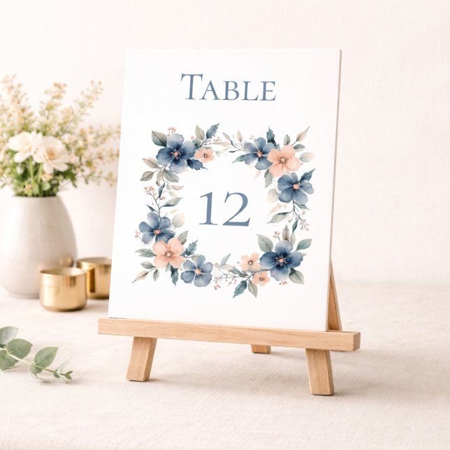 Staubblaue Blumeneventtafel für Tischnummer (Von Creator hochgeladen)
