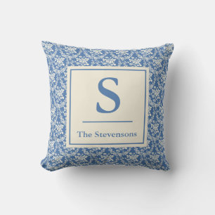 Staubblaue Floral Toile Familienname Monogramm Kissen
