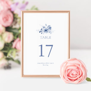 Staubblaue florale Hochzeitstisch-Nummernkarte Einladung