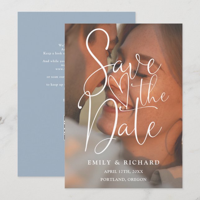 Staubblaue Hochzeitsfoto Elegante Schrift QR-Code Save The Date (Vorne/Hinten)