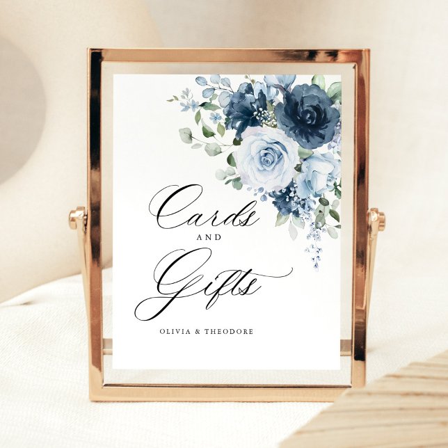 Staubblaue Marine Blumenkarten & Geschenke Hochzei Sockelschild (Dusty blue floral Cards & Gifts pedestal sign in a rose gold frame on a soft neutral wedding table)