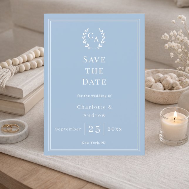 Staubblaue Monogramm-Kranz-Hochzeit Save The Date (Von Creator hochgeladen)