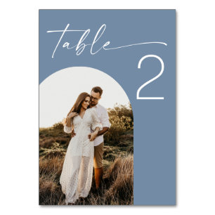 Staubblaue Strandhochzeit. Outdoor-Ozeanfront-Foto Tischnummer