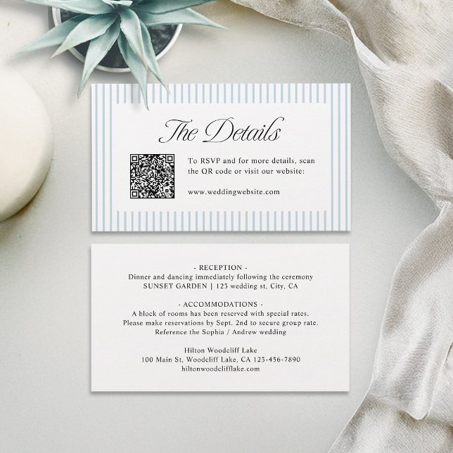 Staubblauer gestreifter QR-Code: Elegante Hochzeit Platzkarte (Dusty Blue Striped QR Code Classy Wedding Details Place Card)