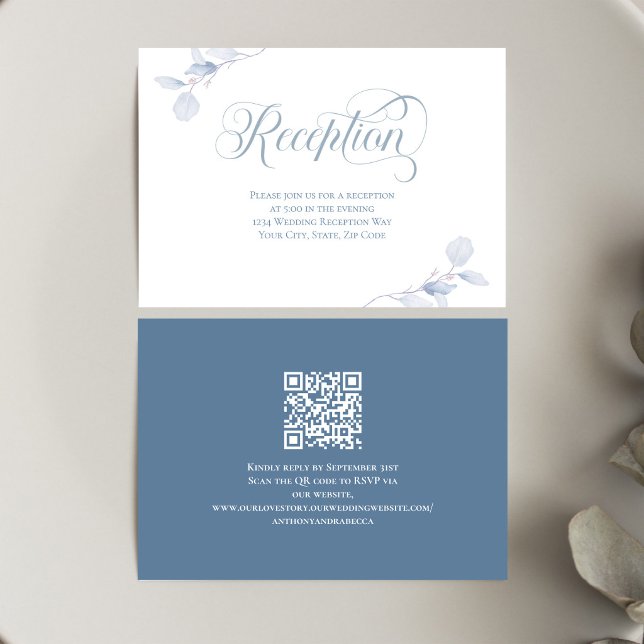 Staubblaues Blumenhochzeitsempfang mit QR-Code RSVP Karte (Elegant dusty blue floral wedding reception card featuring romantic calligraphy typography.)