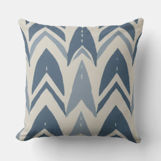 Staubblaues Küstenbatik-Parang-Chevron-Geometrisch Kissen