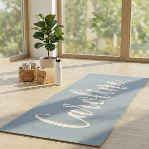 Staubblaues minimalistisches Kalligrafie-Personali Yogamatte