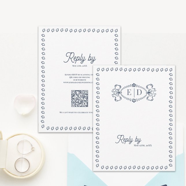 Staubblaues Vintage-Monogramm-QR-Code-Hochzeit RSVP Karte (Dusty Blue Vintage Monogram Wedding RSVP Card with QR Code | Elegant Classic Border Reply Card )