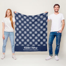 Staubblaues Weihnachts-Schneeflocken-Monogramm