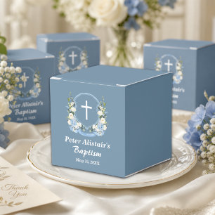 Staubblaues Weißes Kreuz Florales Wappen Taufkleid Geschenkschachtel
