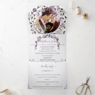 Staubige Lila Pfingstrose Floral Kranz Hochzeit Dreifach Gefaltete Einladung