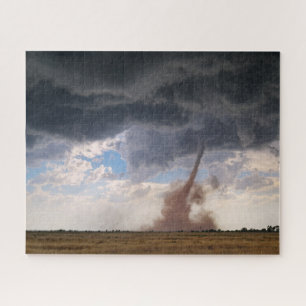 Staubiger Tornado und bedrohliche Wolken in New Me