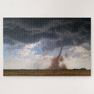 Staubiger Tornado und dunkle Wolke in den Ebenen v