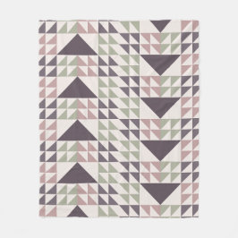 Staubrosafarbenes geometrisches Quiltmuster Fleecedecke
