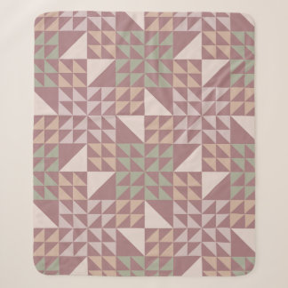 Staubrosafarbenes geometrisches Quiltmuster Sherpadecke