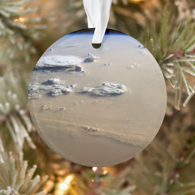 Staubsturm über die Sandmeere der Wüste Sahara. Ornament (Baum)