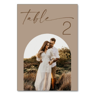 Staubtaupe-Hochzeit. Moderne gebogene Foto-Rezepti Tischnummer