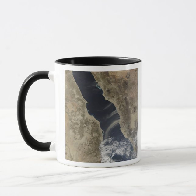 Staubwolken blasen vor der Küste Saudi-Arabiens Tasse (Links)
