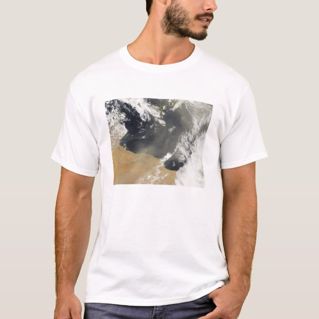 Staubwolken, die vor der nordafrikanischen Küste w T-Shirt (Vorderseite)