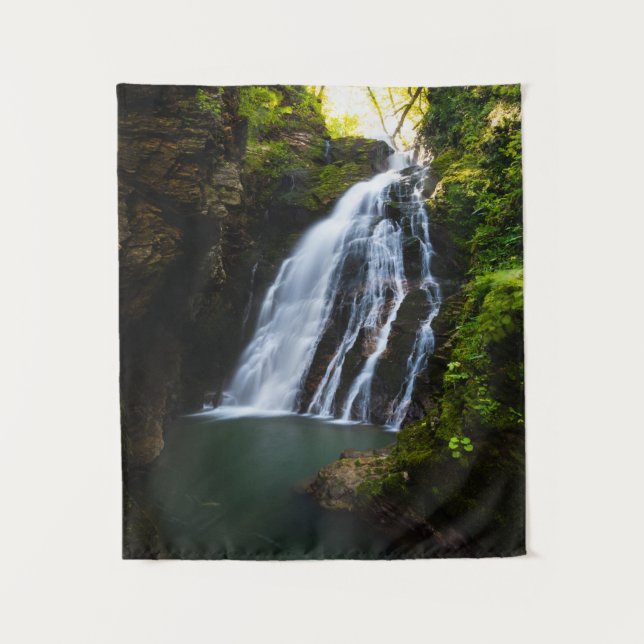 Stauender Wasserfall mit Sonnenlicht Wandteppich (Vorderseite)