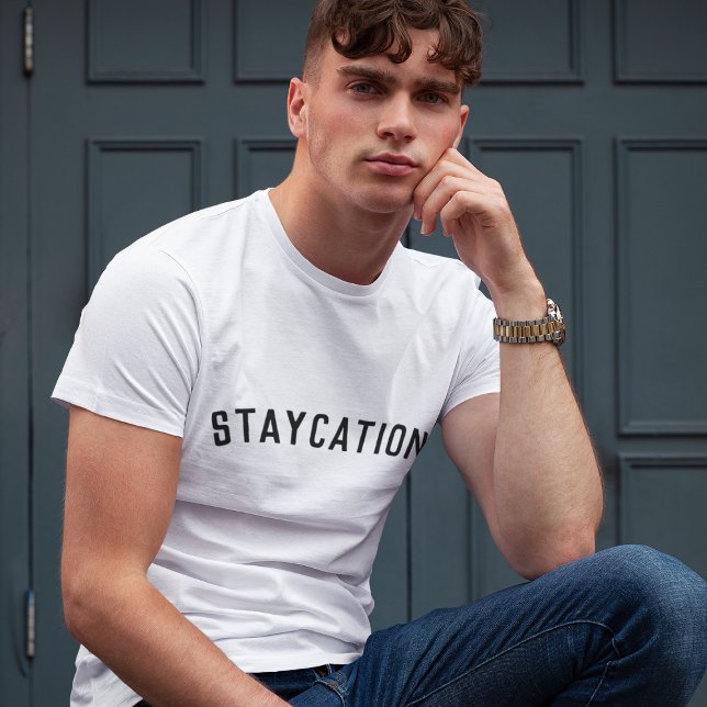 Stayation | Modernes Minimalistisches, stilvolles  T-Shirt (Von Creator hochgeladen)